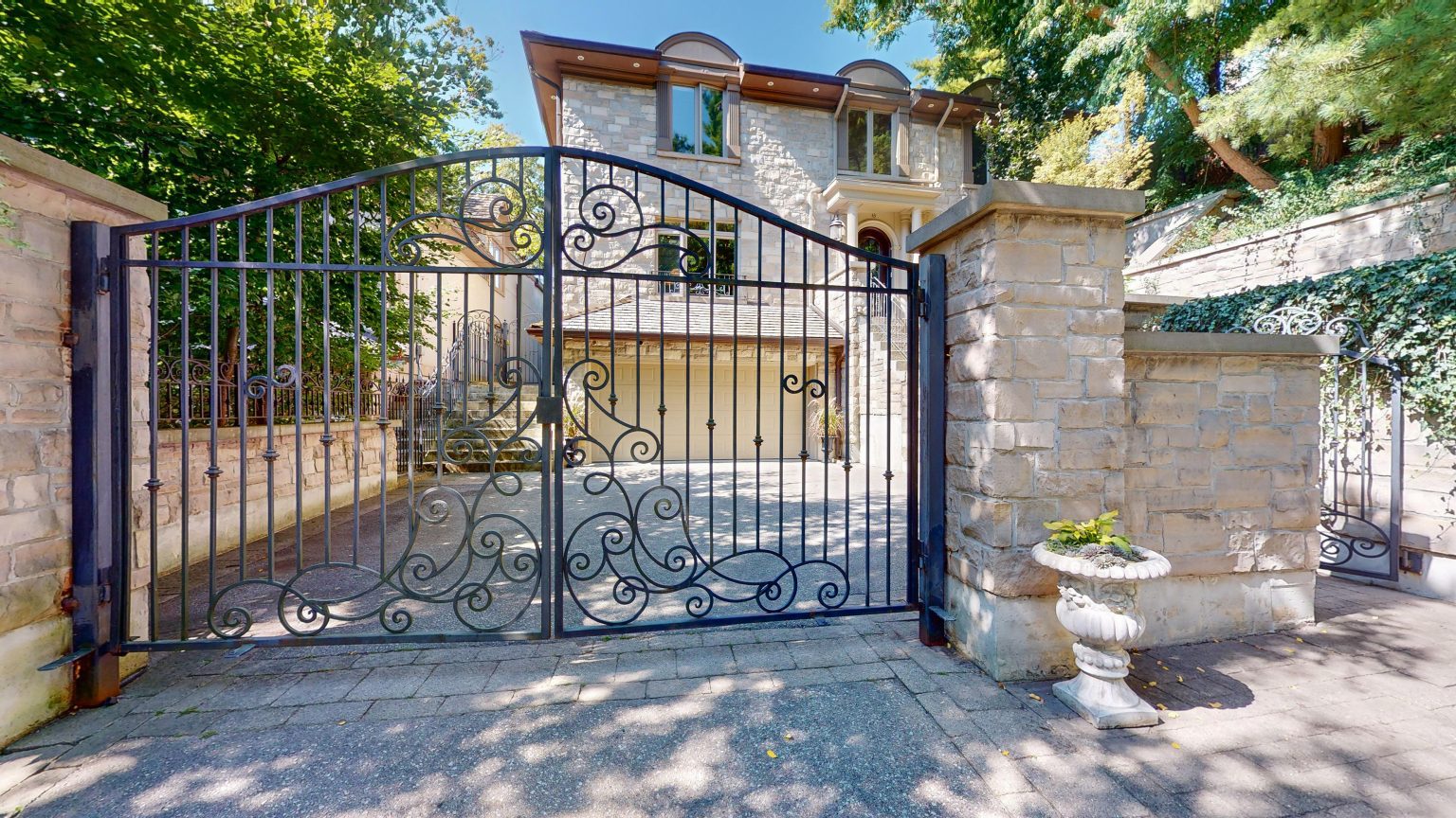 Royal LePage Blog | Canadian Real Estate News | Featured Listing: 5,000 ...